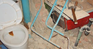 Профессиональный демонтаж перегородки ванной и туалета в Заинске - от 576 рублей